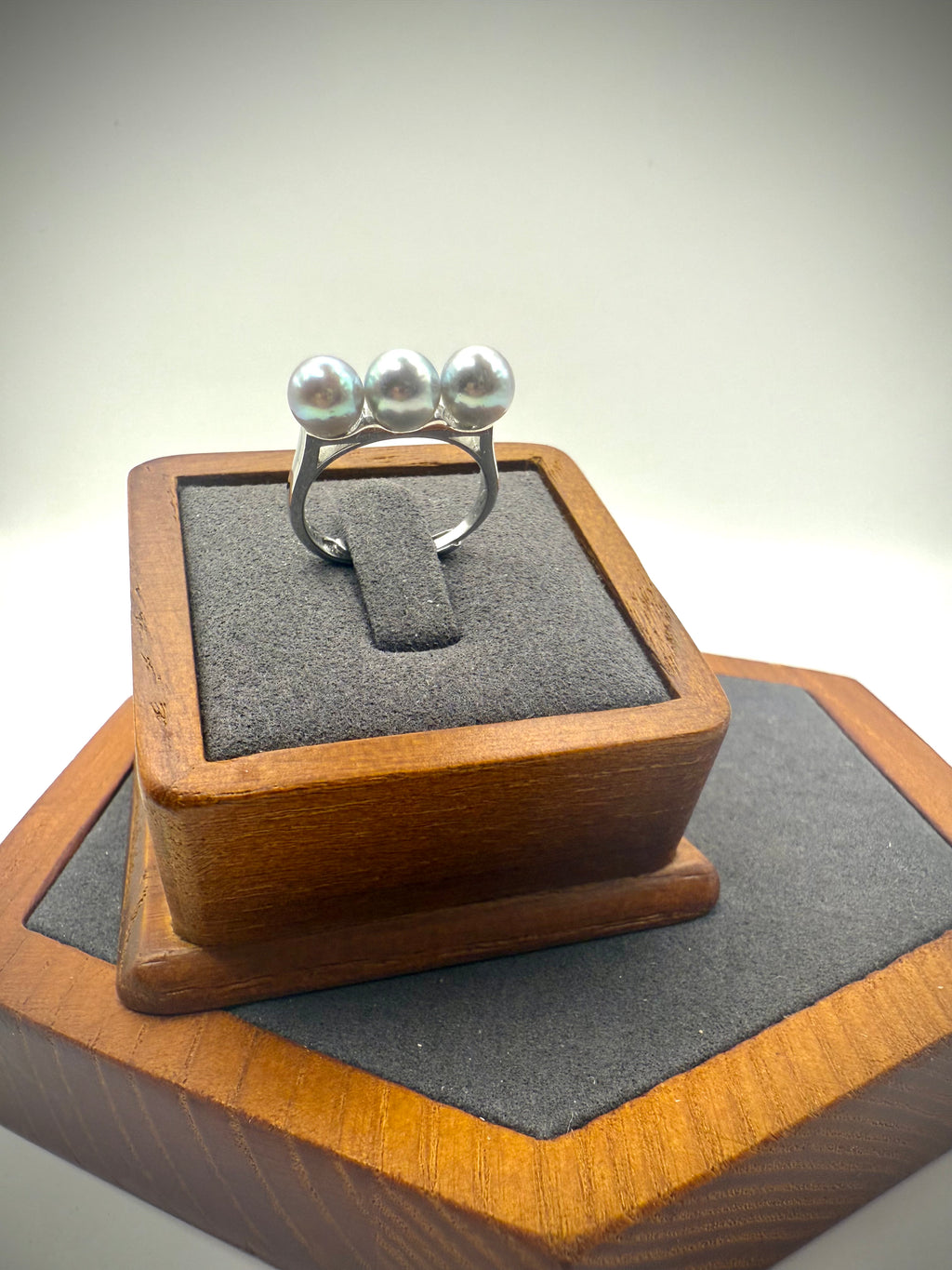 Madama Pearl Bar Ring