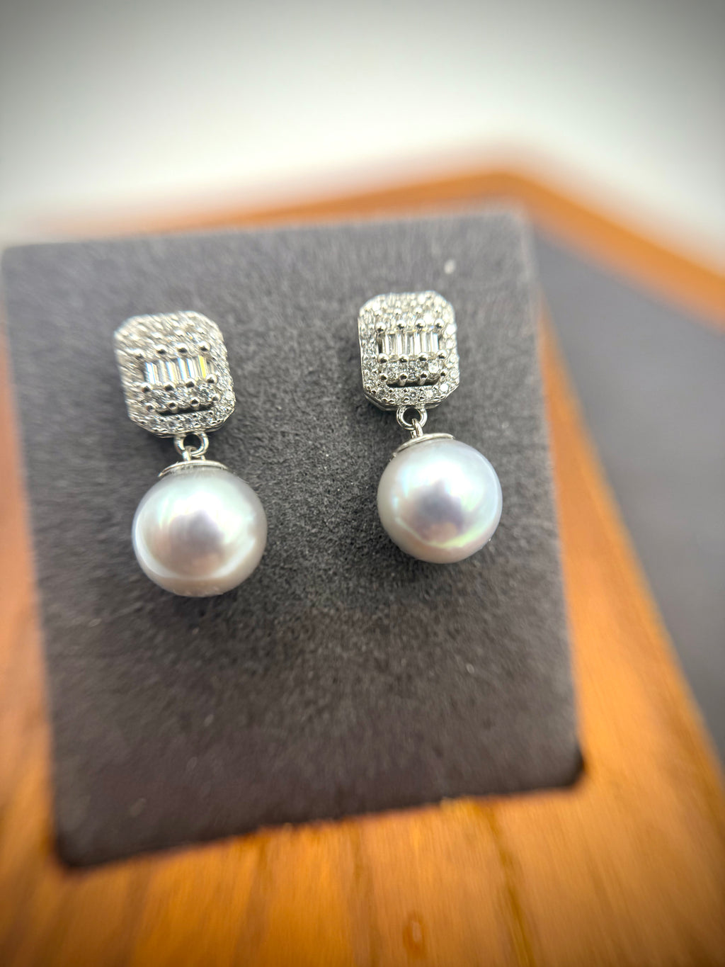 Madama Pearl Dangling Earrings
